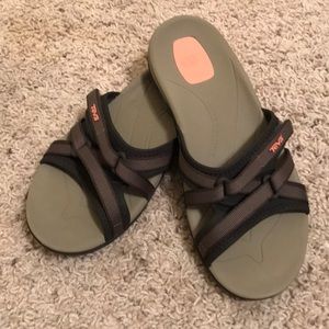 Teva Tirra Slide